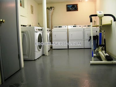Brookline Deal Alert! Spacious 1 Bed 1 Bath apartment in Babcock St Coolidge Corner - $2,200 No Fee