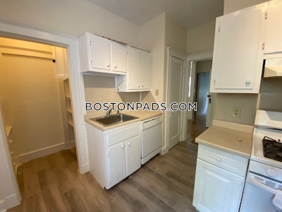 Brookline Great 3 bed 1 bath available 6/1 on Alton Pl in Brookline!  Coolidge Corner - $4,100