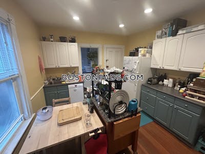 Somerville 2 Bed, 1 Bath Unit West Somerville/ Teele Square - $3,100 No Fee