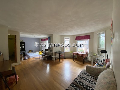 Brookline 2 Beds 1 Bath  Beaconsfield - $3,475 No Fee