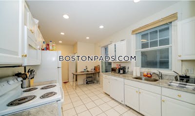 Brookline 5 Beds 2 Baths  Boston University - $9,000 No Fee